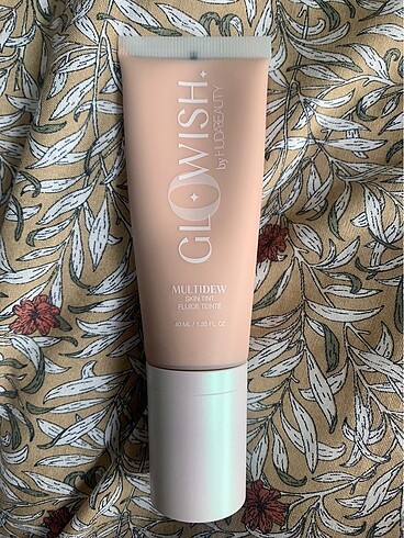 Huda beauty glowish skin tint porcelain