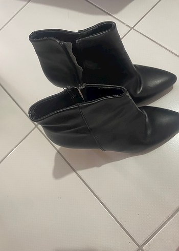 Siyah Deri Topuklu Kadın Bot