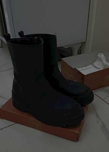 38 Beden siyah kalın taban bot postal
