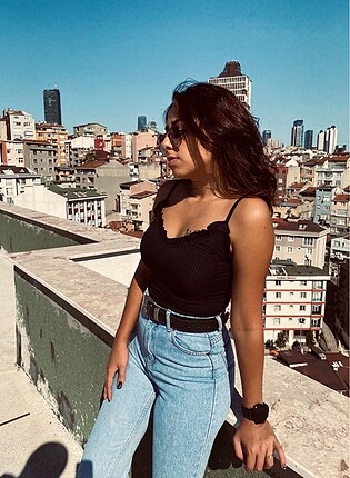 Siyah fırfır yaka askılı body