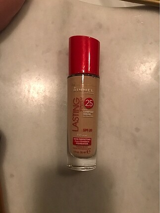 Fondöten (100 ıvory) rimmel london