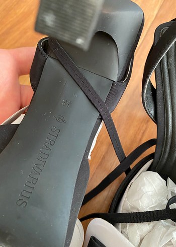 Stradivarius Stradivarius Fiyonklu Siyah-Beyaz Stiletto Kadın Ayakkabı