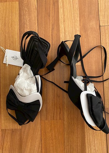 38 Beden Stradivarius Fiyonklu Siyah-Beyaz Stiletto Kadın Ayakkabı