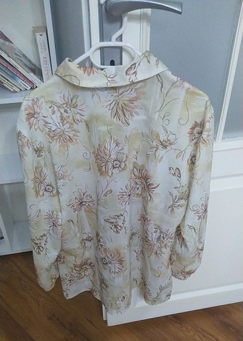 Bej Çiçek Desenli V Yaka Keten Gömlek - Görsel 2