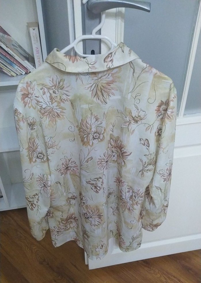 Bej Çiçek Desenli V Yaka Keten Gömlek - Görsel 2