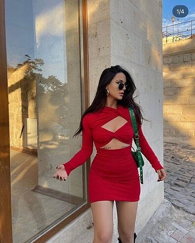 Kırmızı pencereli dekolte elbise