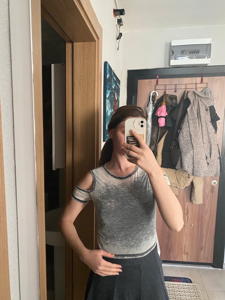 Gri Transparan Straplez Kadın Tişört - Görsel 2