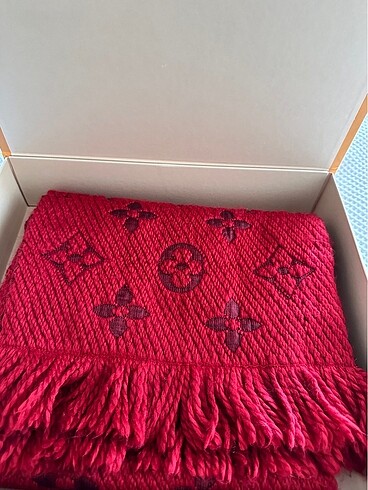 Lv scarf