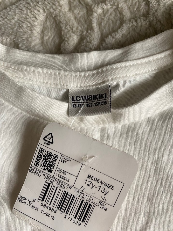 LCW 11/12 yaş kız çocuk tişört etiketi üzerinde - Görsel 2