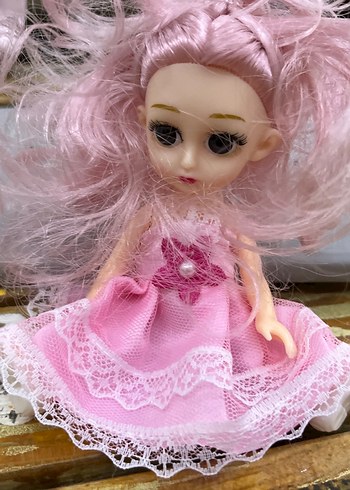 Barbie Pembe Elbise ve Dalgalı Saçlı Bebek