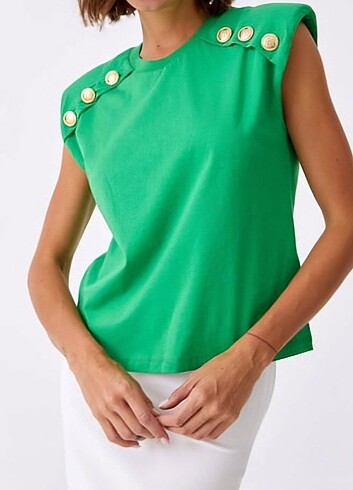Vatkalı Sıfır Kol Düğme Detaylı Yeşil Kadın Tişört 