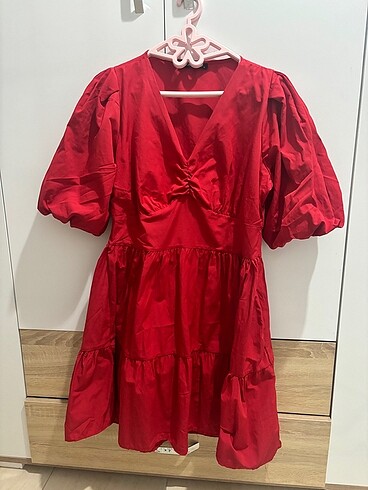 Kırmızı balon kol elbise