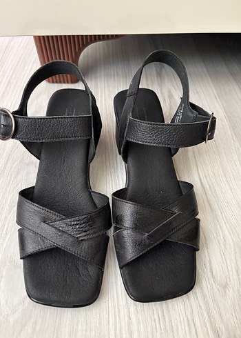 Tokalı Siyah Dolgu Topuklu Kadın Sandalet - Görsel 3
