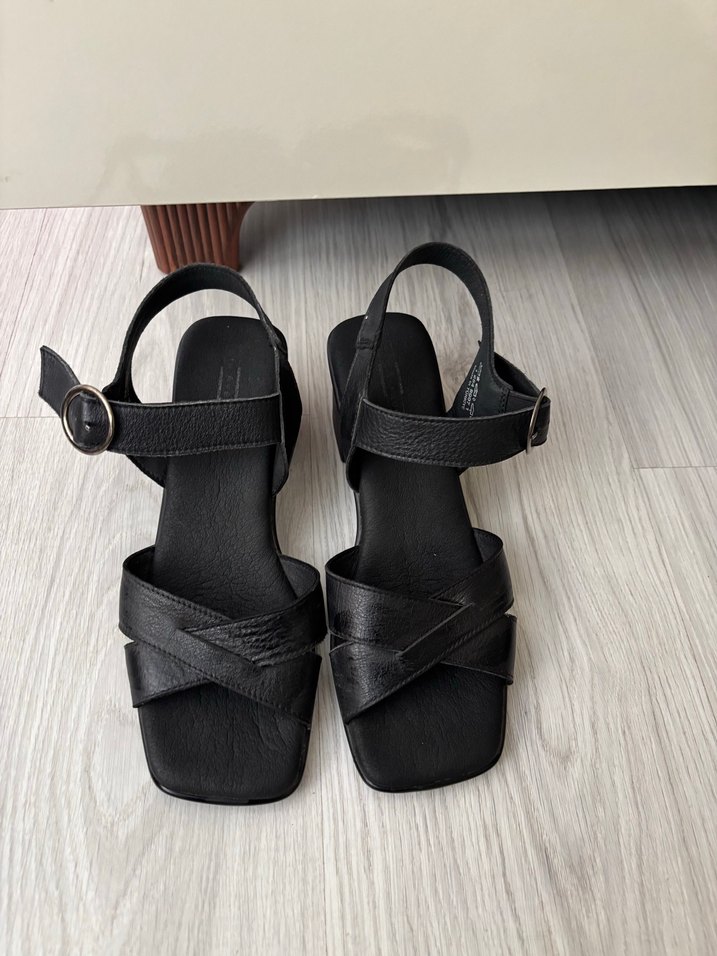 Tokalı Siyah Dolgu Topuklu Kadın Sandalet - Görsel 4