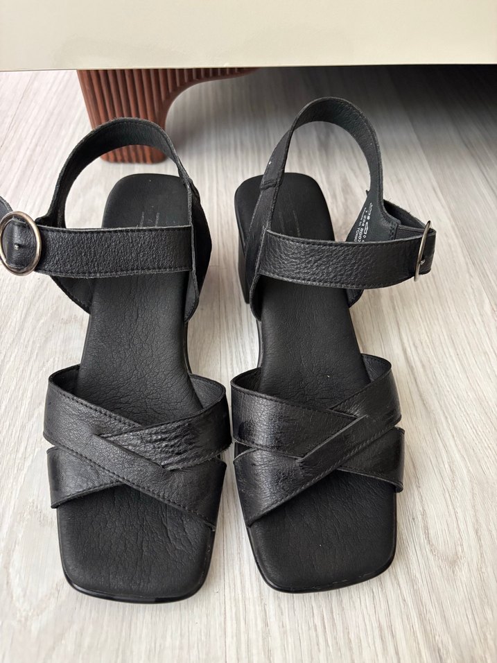 Tokalı Siyah Dolgu Topuklu Kadın Sandalet - Görsel 3