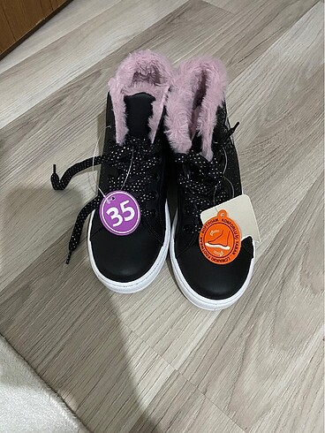 35 numara kız çocuk botu