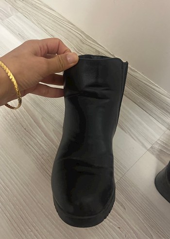 Siyah Deri Yılan Desenli Topuklu Bot - Görsel 2