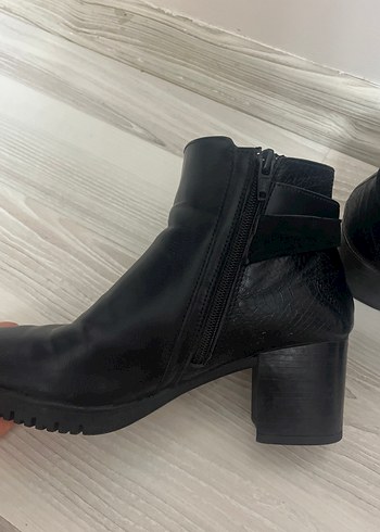 Siyah Deri Yılan Desenli Topuklu Bot - Görsel 3