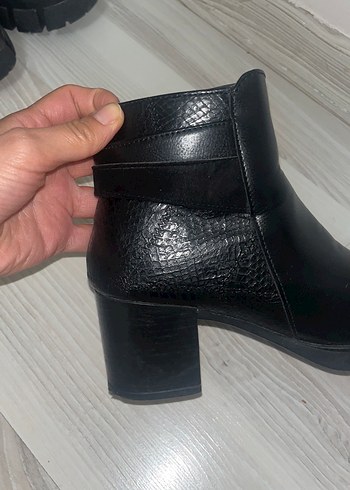 Siyah Deri Yılan Desenli Topuklu Bot - Görsel 4