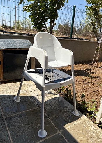 Beyaz ve Gri Bebek Mama Sandalyesi