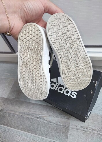 24 Beden beyaz Renk Orjinal adidas spor ayakkabı