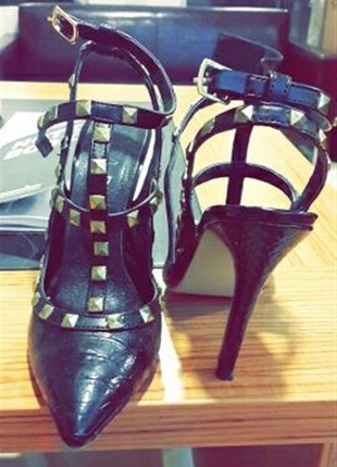 38 Beden SİYAH VALENTINO TARZI 38 NUMARA STİLETTO