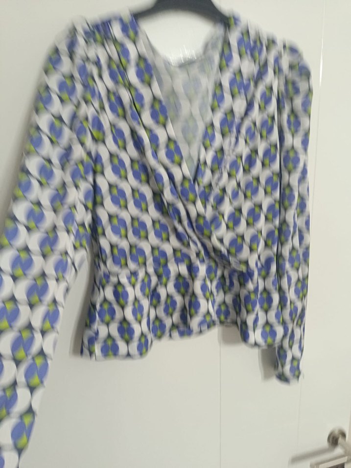 Düğmeli V Yaka Uzun Kollu Bluz - Görsel 2