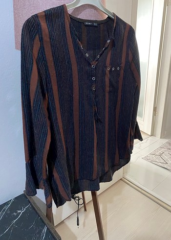 Düğmeli V Yaka Kadın Gömlek - Görsel 3