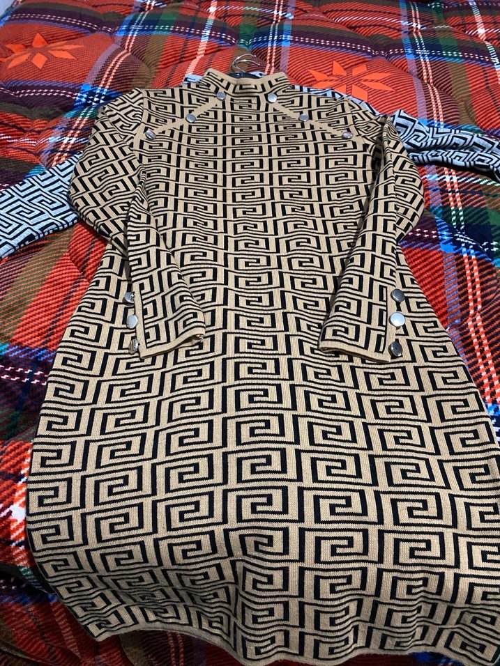 Düğmeli Balıkçı Yaka Kahverengi Desenli Triko Elbise - Görsel 4