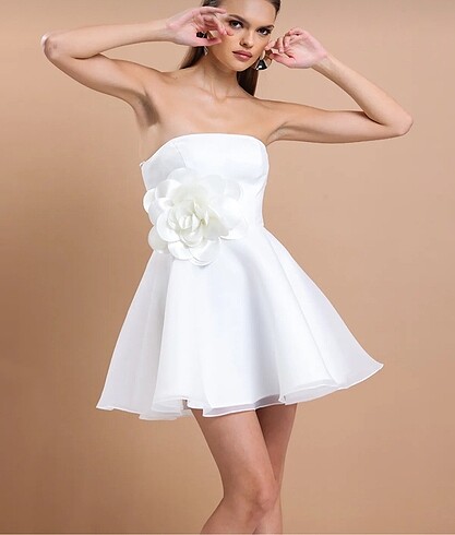 Çiçek detaylı straplez beyaz mini elbise