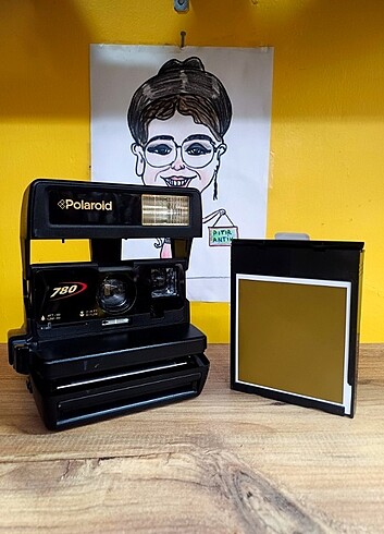 Polaroid 780 Dolu Kartuşlu Şipşak Fotoğraf Makinesi 