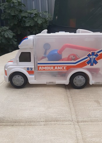 Renkli Beyaz Oyuncak Ambulans Araba