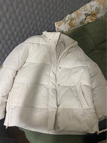 Krem rengi şişme mont