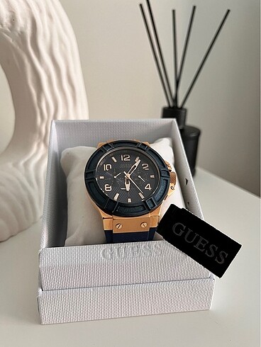 Guess GUW0247G3 model erkek kol saati.