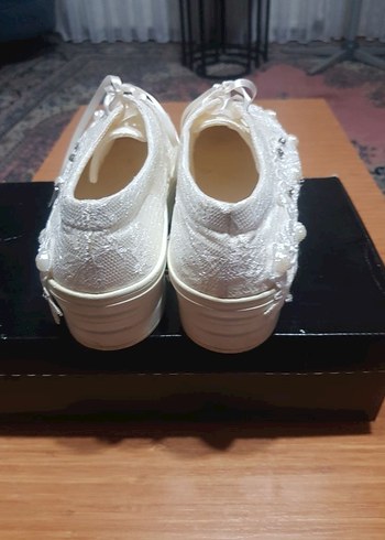 Dantel İşlemeli Beyaz Dolgu Topuklu Kadın Spor Ayakkabı - Görsel 2