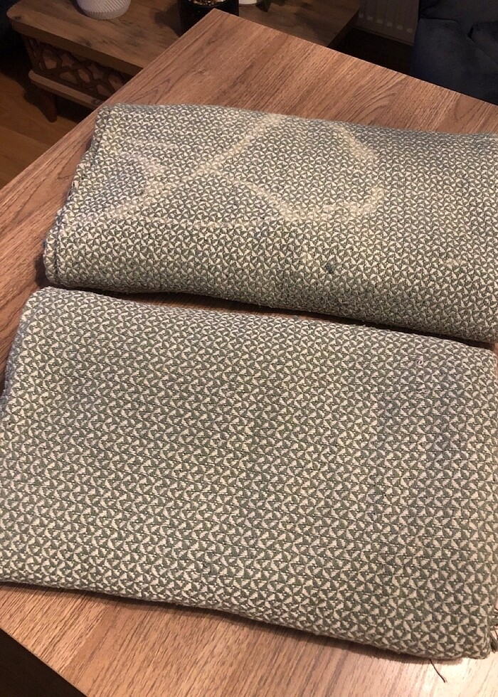 İki tane Çekyat koltuk örtüsü çamaşır suyu lekesi ve normal leke - Görsel 3