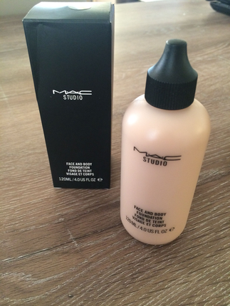 MAC Mac studio fondöten 