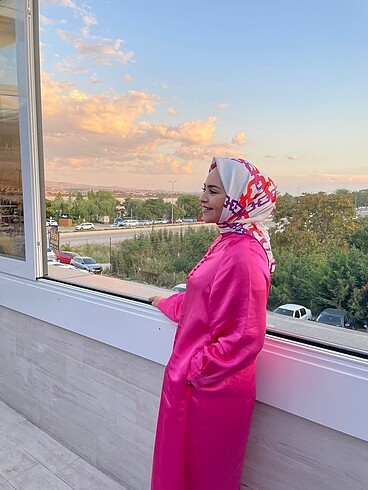 Pembe elbise