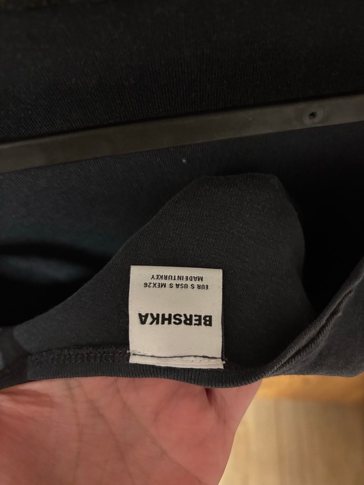 Siyah Kısa Kollu Kiraz Baskılı Crop Top - Görsel 3