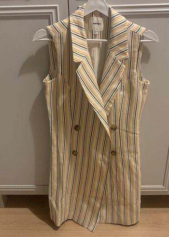Düğmeli Çizgili Bej Kolsuz Kadın Blazer