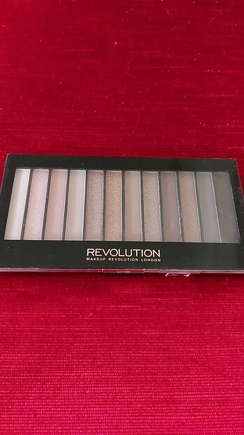 Revolution far paleti
