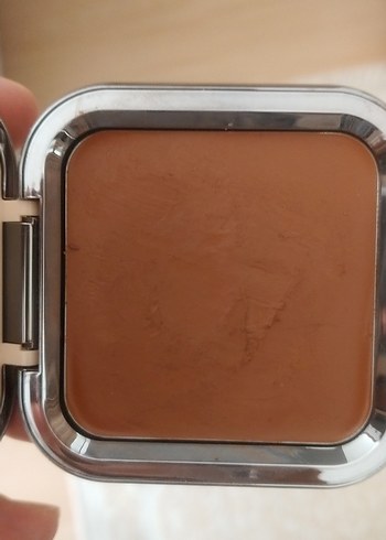  Beden Renk Nemlendirici ve Aydınlatıcı Krem Fondöten SPF20