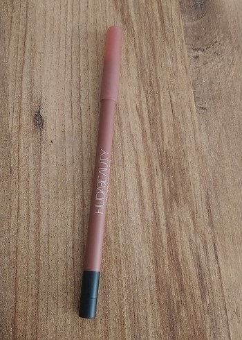  Beden Huda Beauty Pembe Tonlu Dudak Kalemi