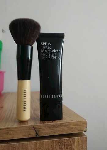 Bobbi Brown Bobbi Brown SPF15 Tonlu renkli nemlendiricii fondöten Fırça