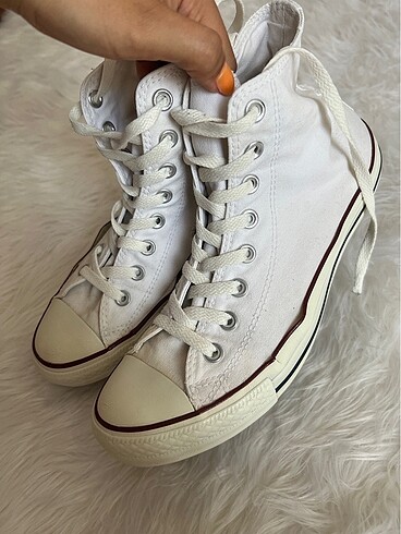 Beyaz Converse