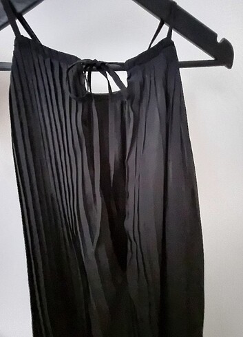 38 Beden H&m pileli şifon elbise sırt kısmında bi açıklığı var çok kısa d
