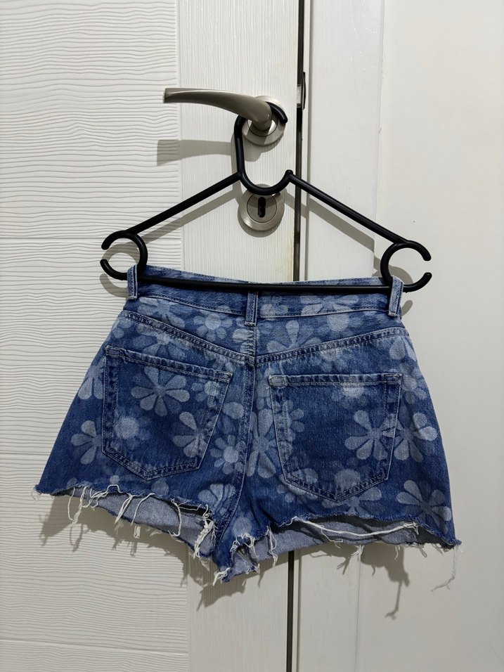 Kadın Mavi Çiçek Desenli Mini Denim Şort - Görsel 2
