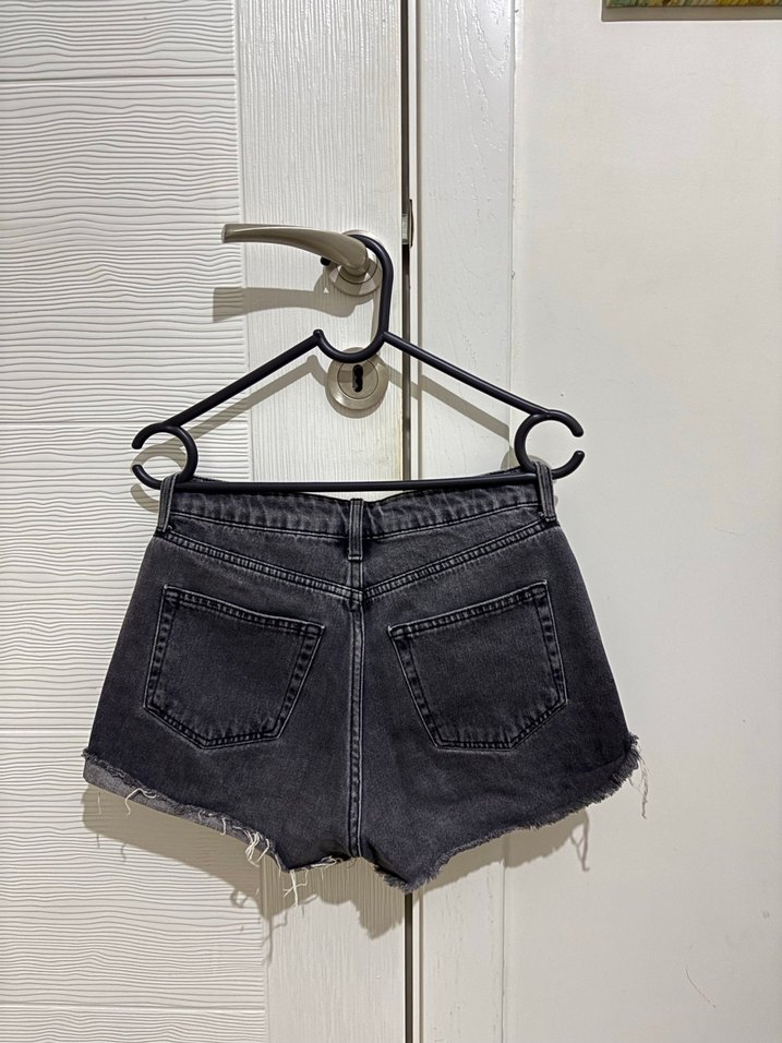 Gri Mini Kemerli Kadın Denim Şort - Görsel 2