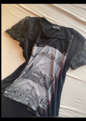 Pul Detaylı Siyah Baskılı Mini Tişört