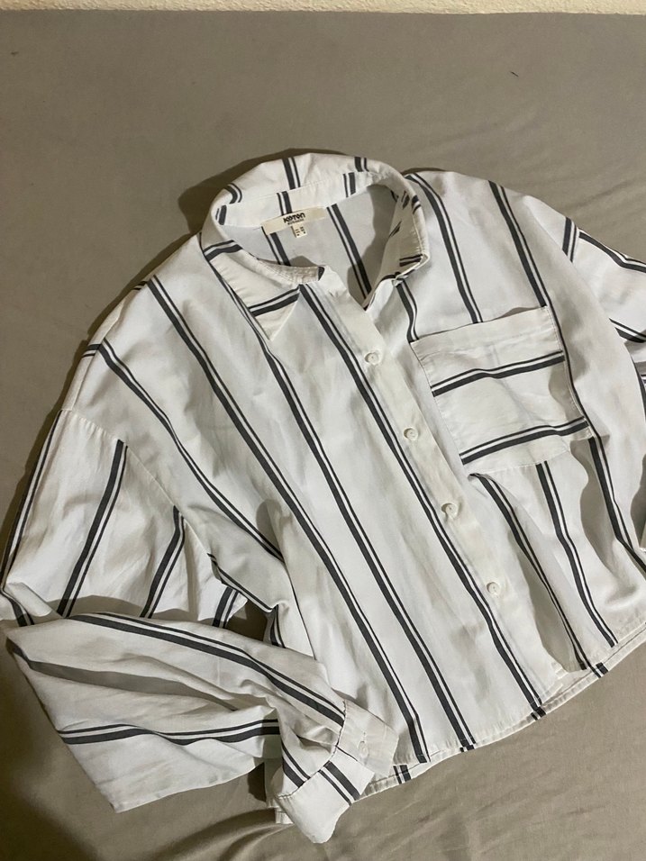 Düğmeli Gri Çizgili Kadın Gömlek - Görsel 2